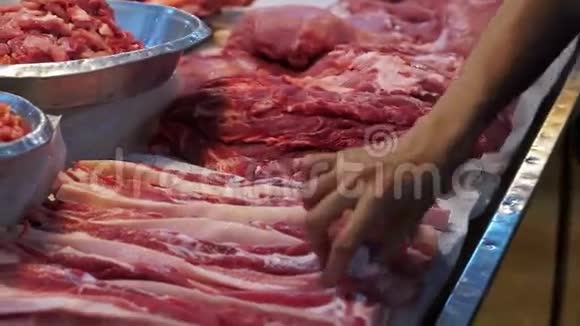 屠夫和人们在当地亚洲市场挑选和购买新鲜肉类不卫生的食物视频的预览图