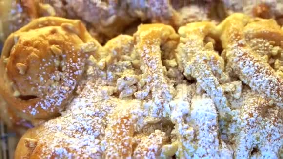 新鲜烘焙面包皮和糖霜视频的预览图