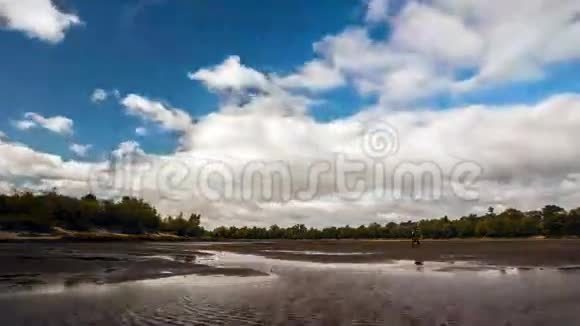 云层在河上移动视频的预览图