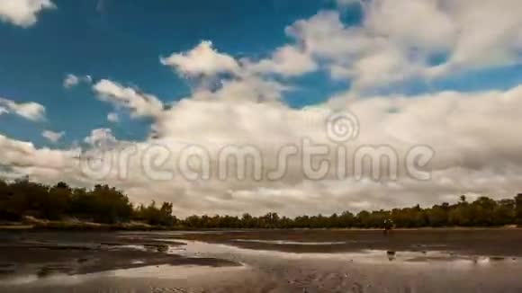 云层在河上移动视频的预览图