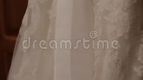 婚纱挂在橱柜上视频的预览图