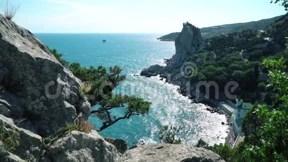 克里米亚山上的黑海湾和杜松树视频的预览图