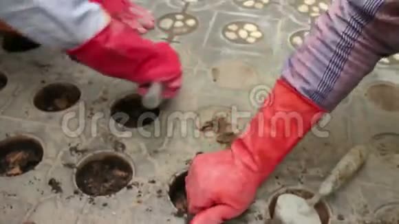 亚洲工人用小铲子或小铲子挖洞的中高射炮视频的预览图