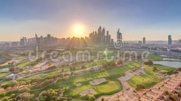 迪拜码头摩天大楼和高尔夫球场日落时间迪拜阿拉伯联合酋长国视频的预览图