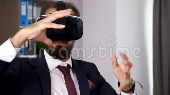商人戴着虚拟现实护目镜耳机视频的预览图