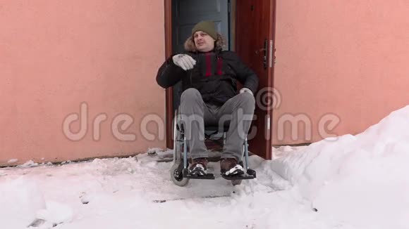 坐轮椅的残疾人在门口说话视频的预览图