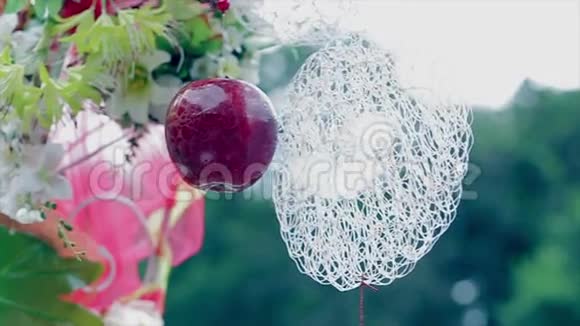 婚礼装饰红苹果白色花边视频的预览图