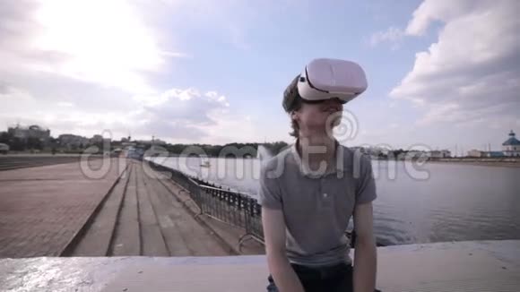 年轻的帅哥在城市里戴着虚拟现实护目镜视频的预览图