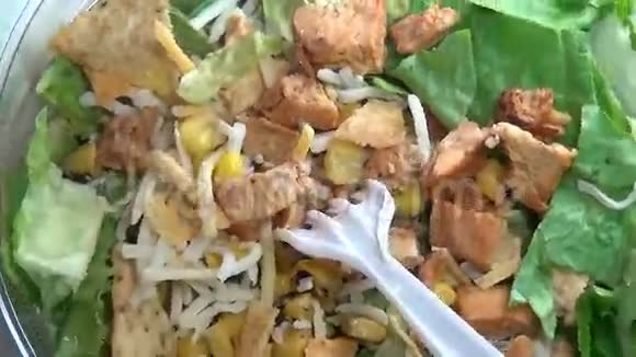 鸡肉沙拉蔬菜食物视频的预览图