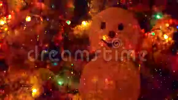 带雪人的圣诞毛皮树视频的预览图