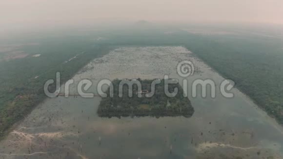 柬埔寨吴哥窟附近的湖泊古林建筑群视频的预览图