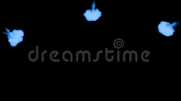 用Luma哑光将Inky注射到水中的三维渲染黑色背景的蓝墨水11视频的预览图