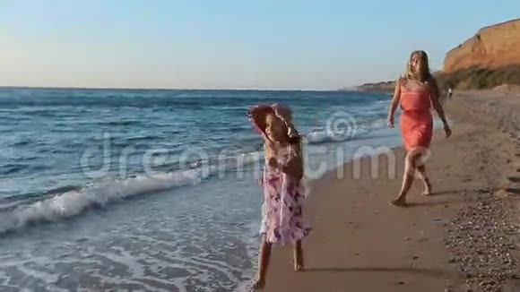 年轻的母亲带着她的小女儿跑去视频的预览图