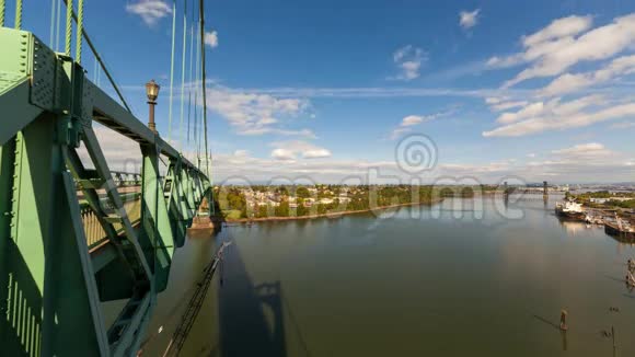 超高清晰度4k白云和蓝天在威拉米特河与圣约翰桥在北波特兰或视频的预览图
