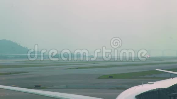 飞机在跑道上驾驶以便在机场航站楼起飞飞机在现代机场降落后在跑道上飞行视频的预览图