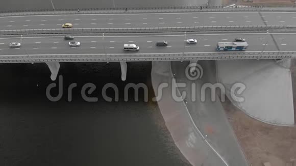 公路桥直升机的空中镜头视频的预览图