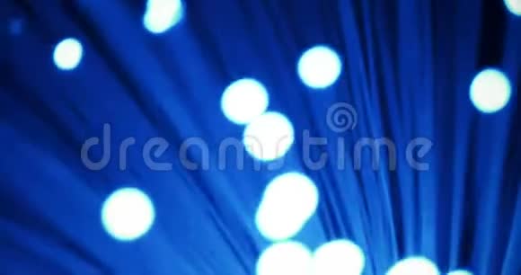 光纤背景高速互联网快速光信号处理的蓝光生长束的细节视频的预览图