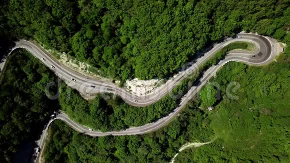 从空中俯瞰一条弯曲蜿蜒的道路穿过群山视频的预览图