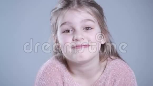 可爱的女孩长长的金发被隔离在灰色背景上视频的预览图
