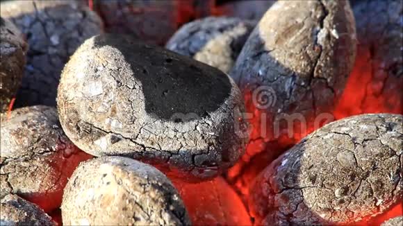 烧砖木炭准备烧烤架视频的预览图