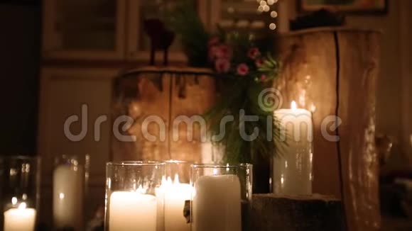 美丽的圣诞节冬季婚礼订婚仪式装饰蜡烛桦木原木灯泡花环和杉树视频的预览图