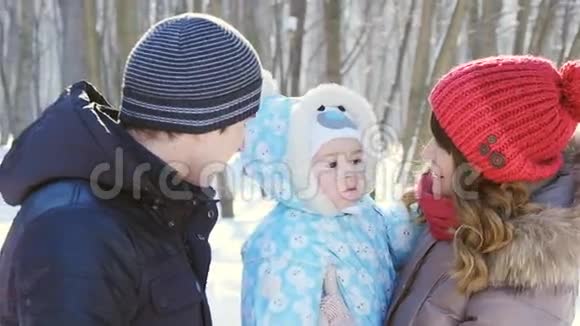 一家人在冬季公园慢动作散步视频的预览图