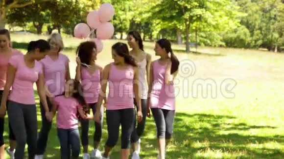 妇女在公园散步以提高对乳腺癌的认识视频的预览图