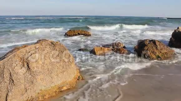 岩石海岸线上的海浪视频的预览图