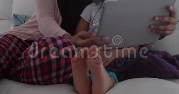 妈妈和女儿在家视频的预览图
