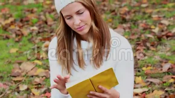 秋日在公园看书的女人视频的预览图