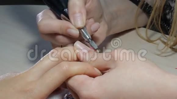 指甲技师在美甲沙龙给顾客修指甲接受法国美甲的年轻女性视频的预览图
