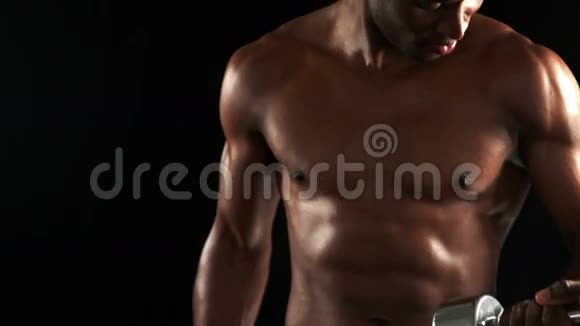 做举重的肌肉男视频的预览图