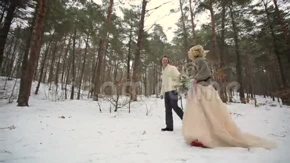 冬季森林婚礼情侣散步视频的预览图