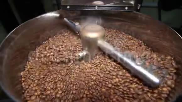 工厂咖啡烘焙机在运行转动和搅拌烤豆视频的预览图