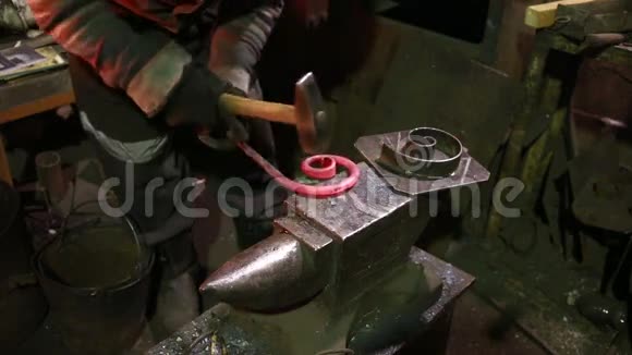 铁匠在锻造铁砧上加工金属视频的预览图