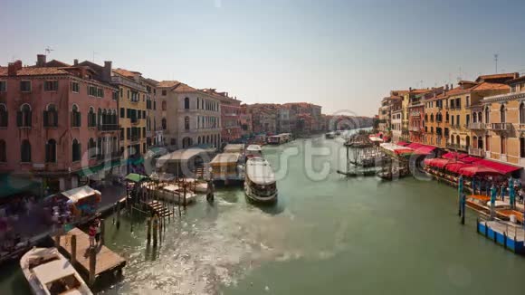 日威尼斯里拉托桥大运河交通全景4k时间流逝意大利视频的预览图