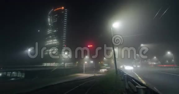 悬索桥在雾中的时间流逝视频的预览图