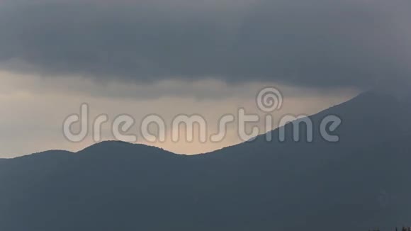群山中的云视频的预览图