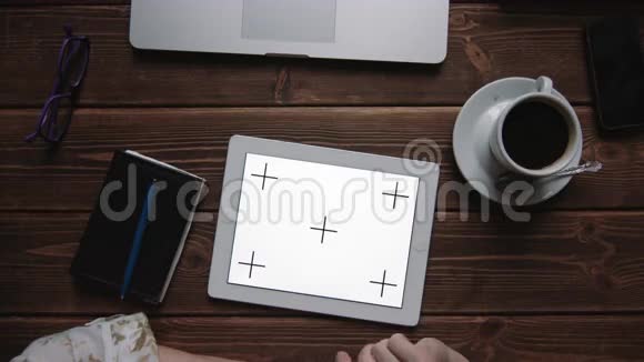 女性手在触摸屏平板电脑上视频的预览图