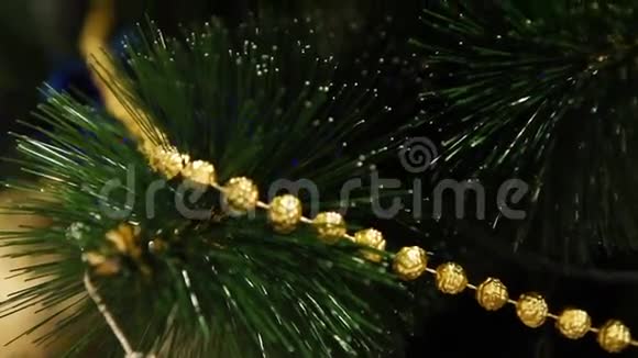 相机在圣诞树树枝之间移动视频的预览图