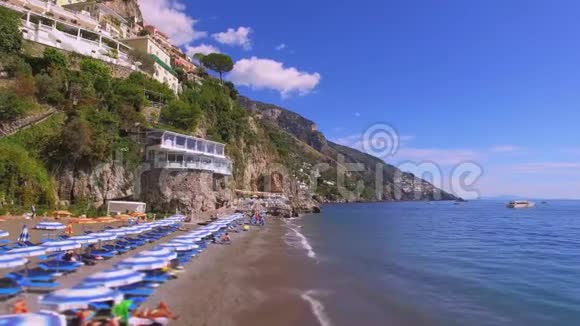 意大利波西塔诺带伞海滩阿马尔菲海岸度假概念航空视频的预览图
