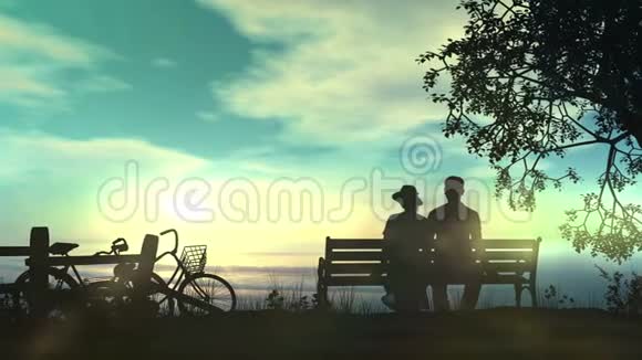 一对坐在长凳上看海洋的夫妇视频的预览图