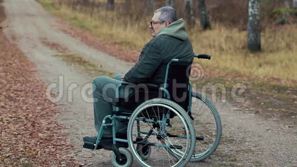 轮椅残疾人在路上等待救助视频的预览图