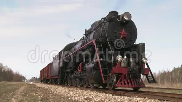 站着的蒸汽火车视频的预览图
