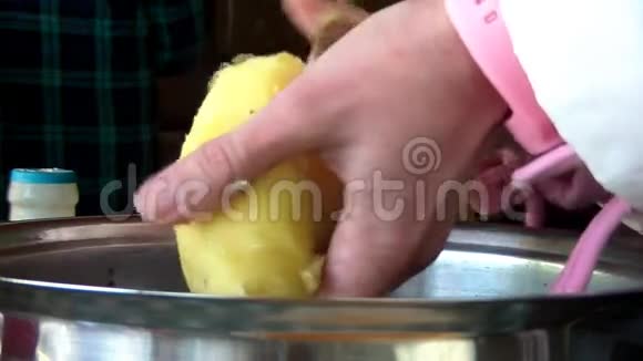 女性手剥皮煮土豆视频的预览图