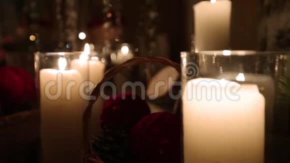 美丽的圣诞节冬季婚礼订婚仪式装饰蜡烛桦木原木灯泡花环和杉树视频的预览图