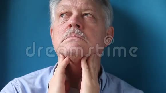 男人检查他疼痛的淋巴结视频的预览图
