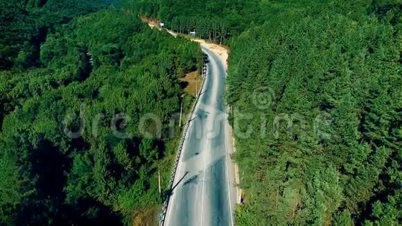 从空中俯瞰森林公路汽车卡车在山上视频的预览图