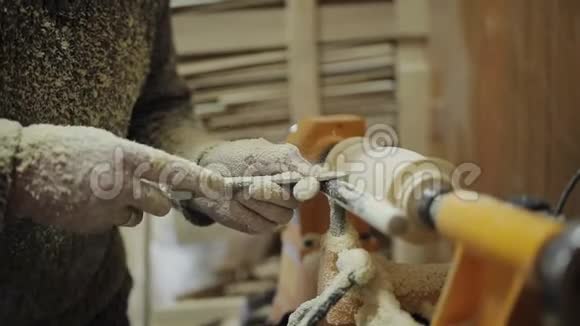 木匠在机器上工作磨出一块木头视频的预览图