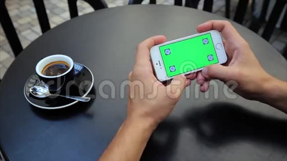 手机上玩游戏的绿色屏幕视频的预览图